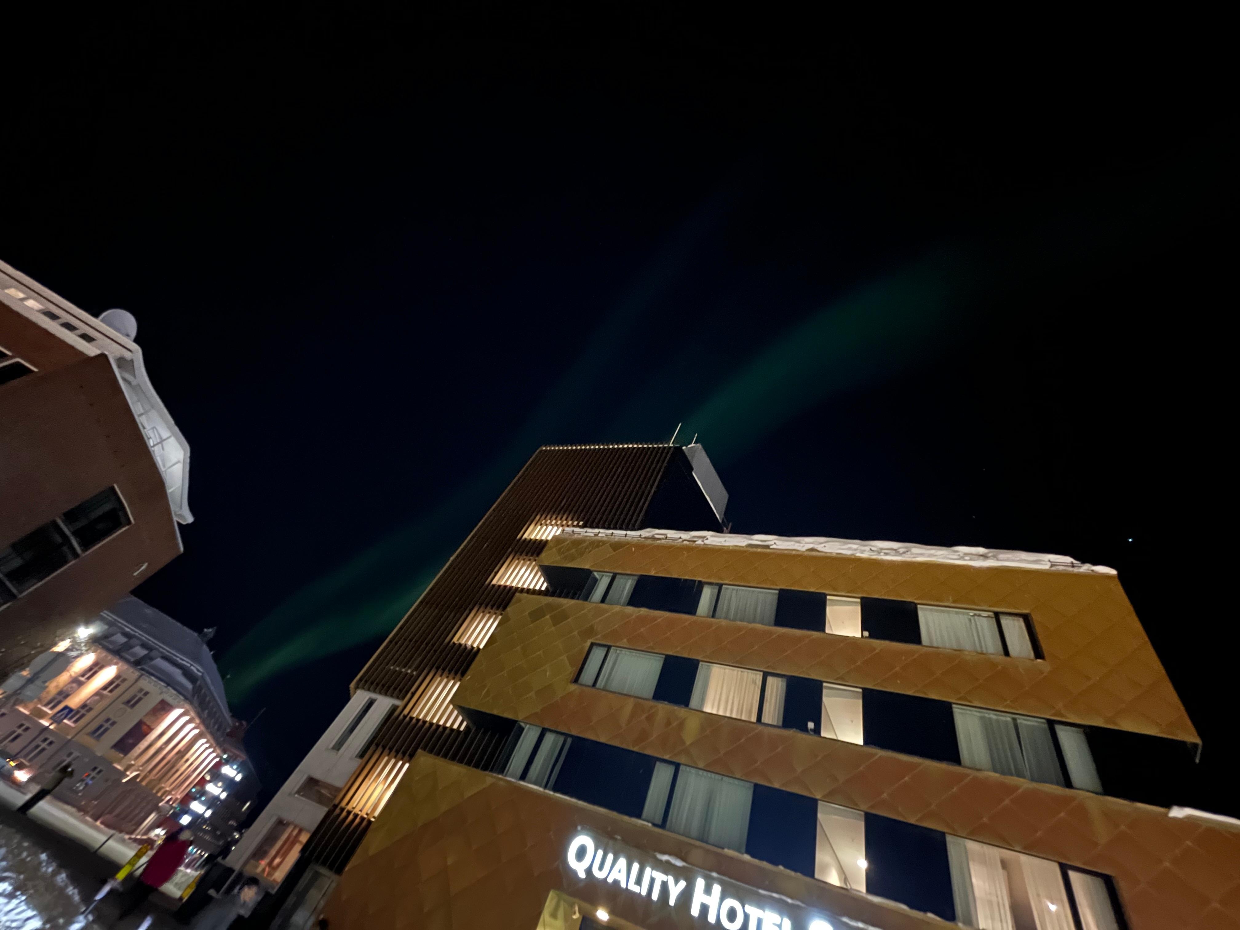 Polarlichter über dem Hotel