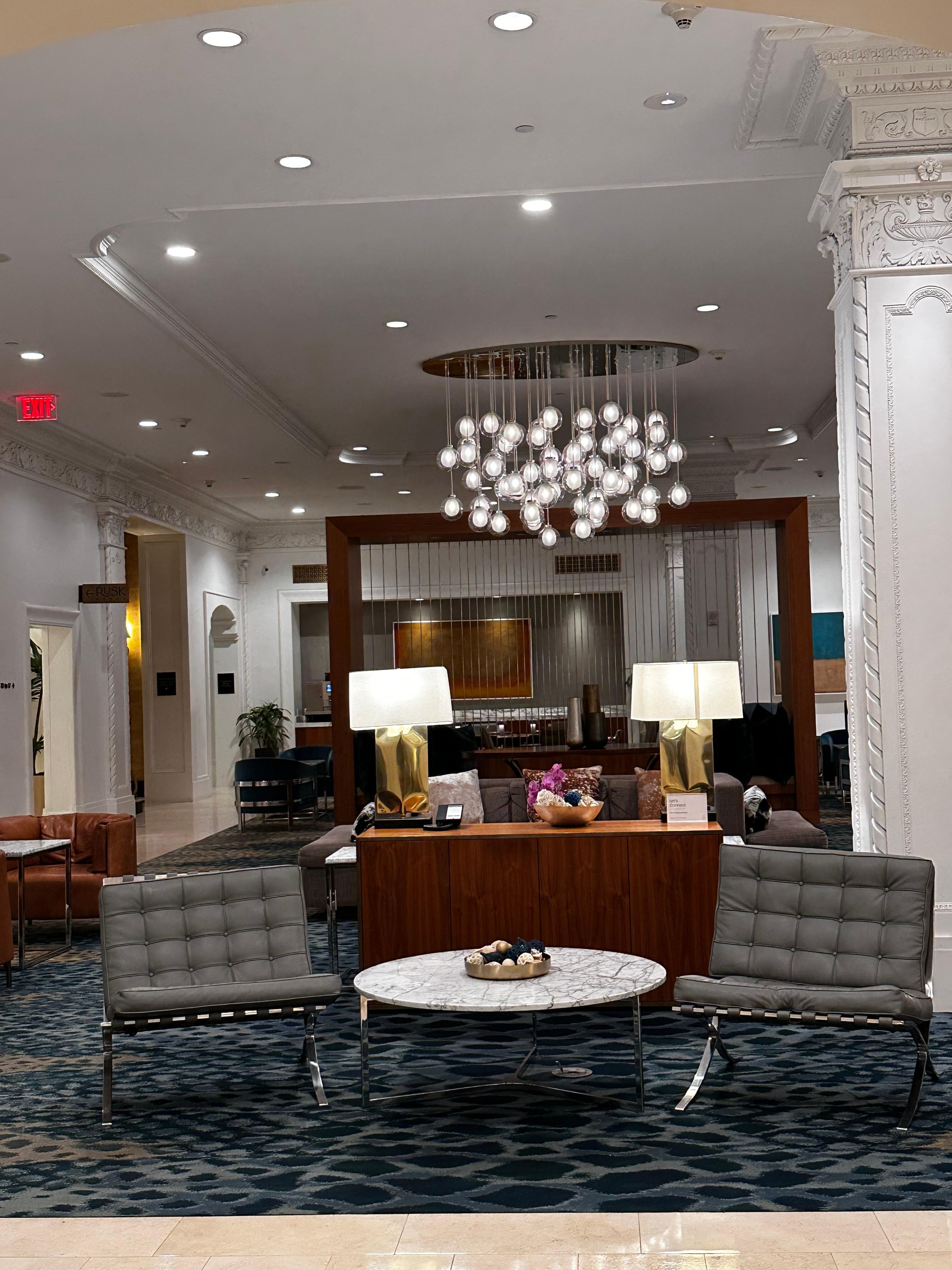 Lindo diseño y amplio lobby 