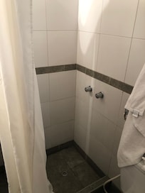 Banheiro pequeno não cabe uma pessoa com pedi maior