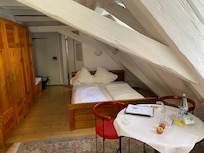 Das Doppelbett au der unteren Ebene