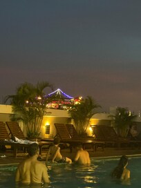 Roof pool