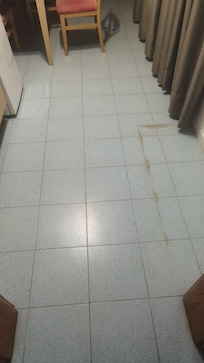 Así es el estado del apartamento por dentro, peor que un hostal de mala muerte.