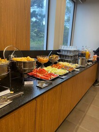 Frutas e pratos quentes do café da manhã!