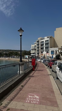 Derrière l'hôtel