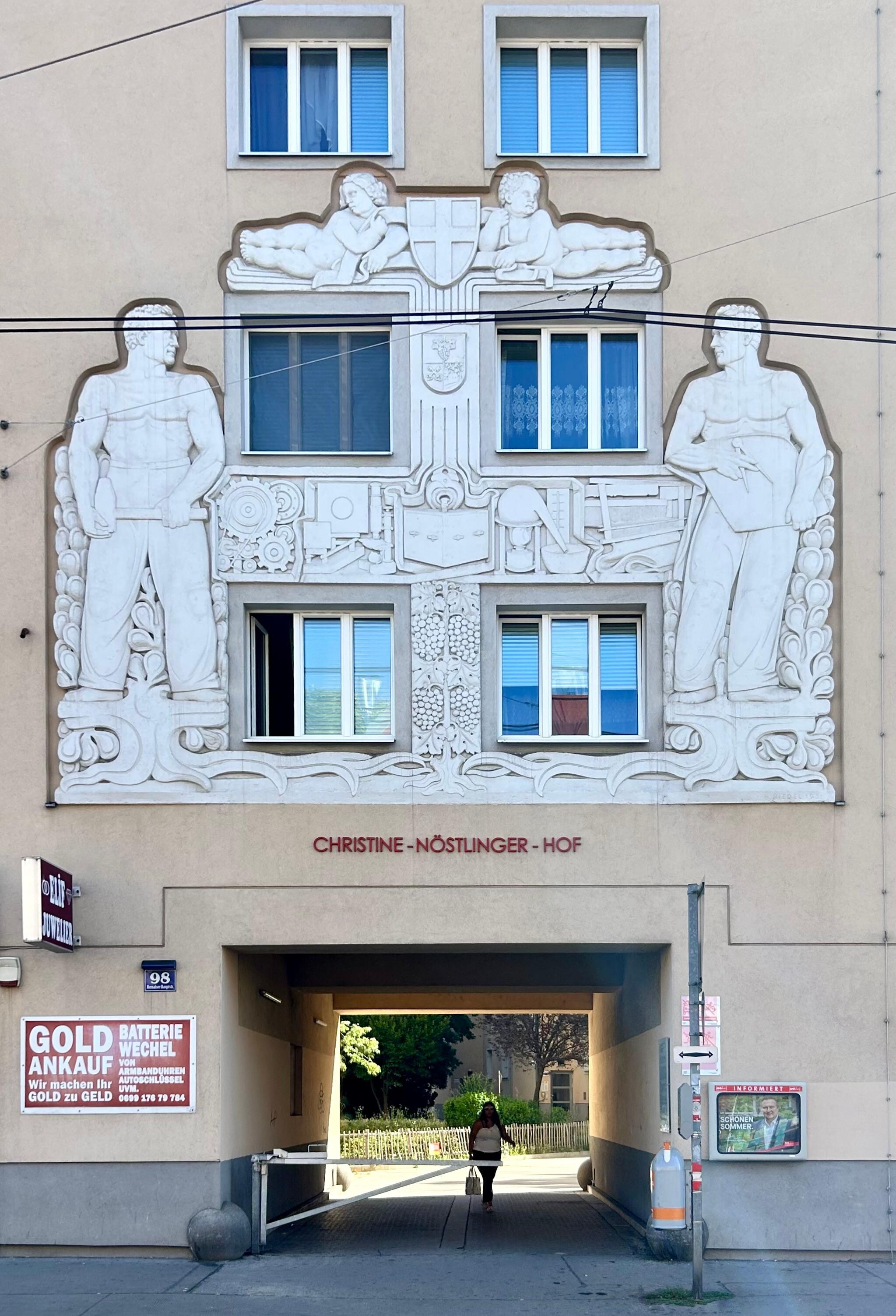 Das Christine-Nöstlinger-Haus ganz in der Nähe: eine großartige Schriftstellerin, die aus Hernals stammt