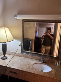 The light above the sink didn’t work it kept flickering