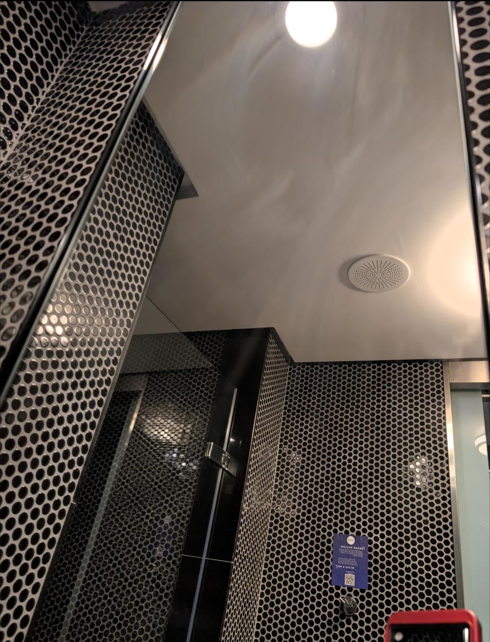 Dies ist das Ersatzzimmer. Im Bad ist am Abend Rauchgeruch, wahrscheinlich über die Lüftungsanlage. Wir waren in einem Nichtraucher Zimmer.