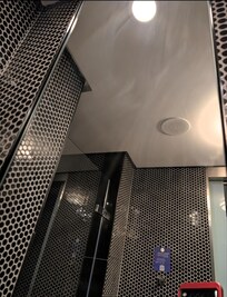 Dies ist das Ersatzzimmer. Im Bad ist am Abend Rauchgeruch, wahrscheinlich über die Lüftungsanlage. Wir waren in einem Nichtraucher Zimmer.