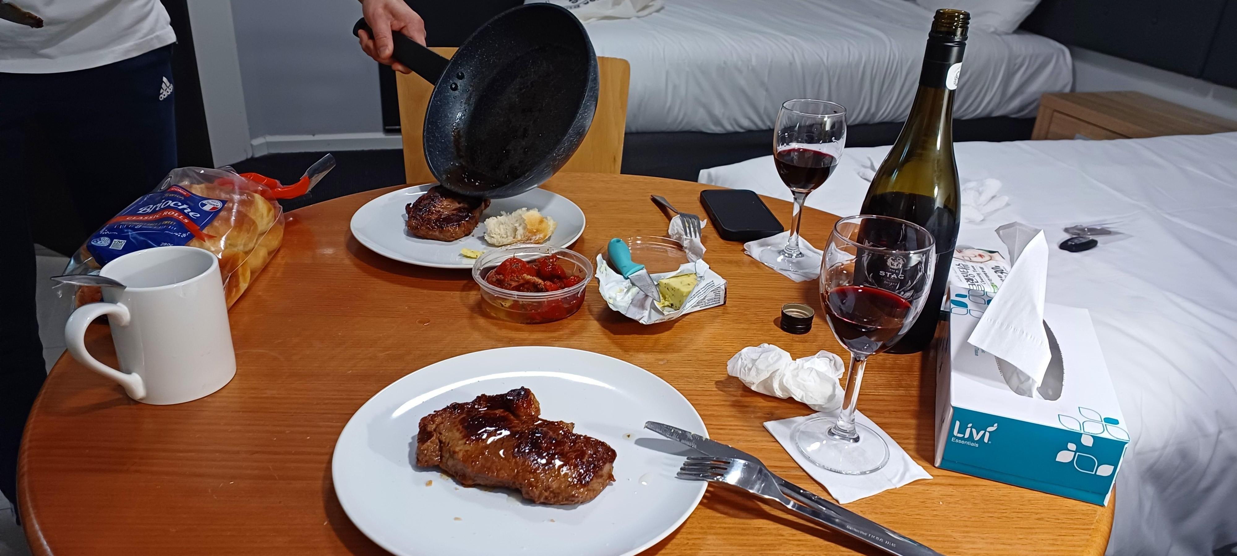 간단한 저녁을 요리할 수 있음