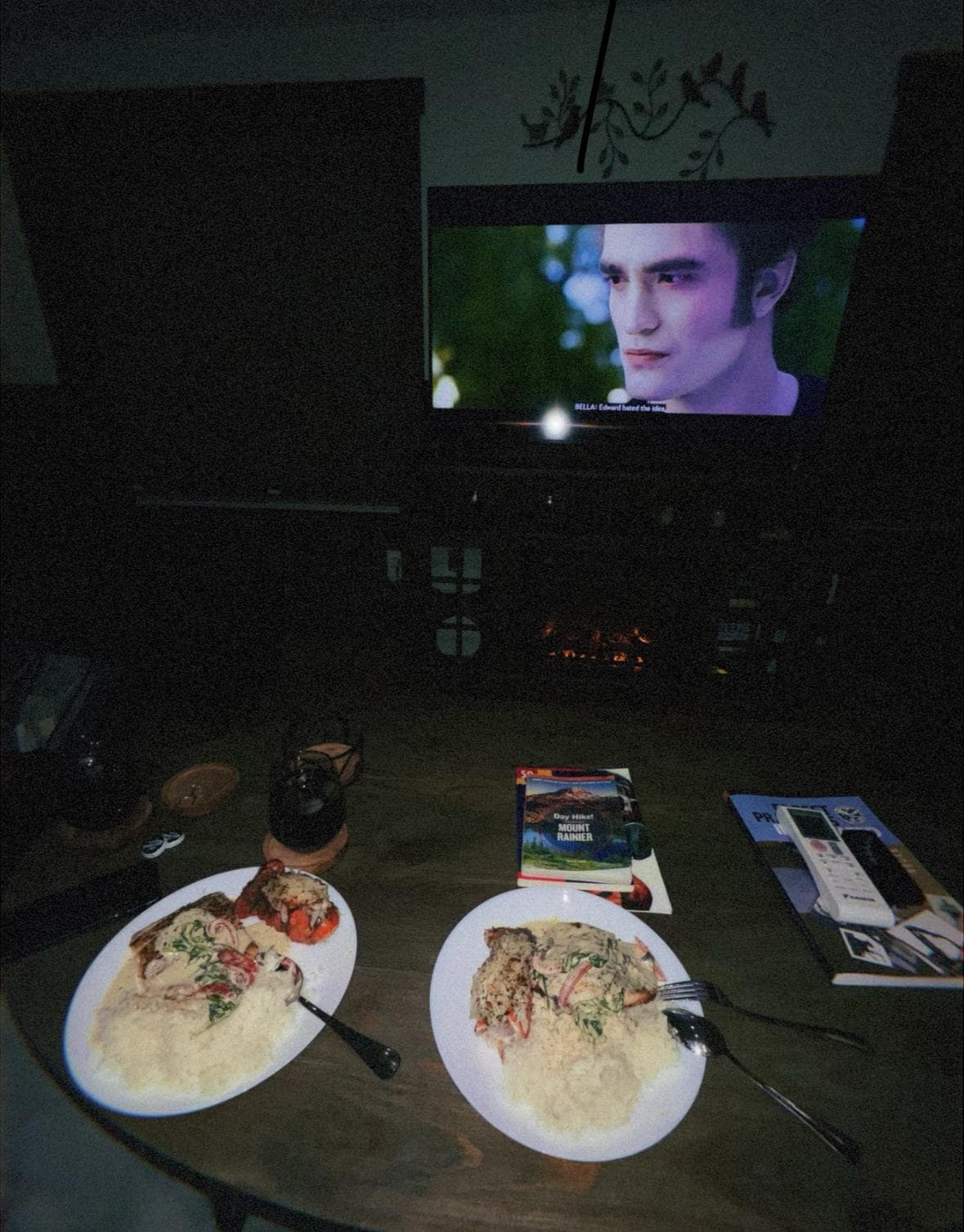 Dinner in front of the fireplace 😋 