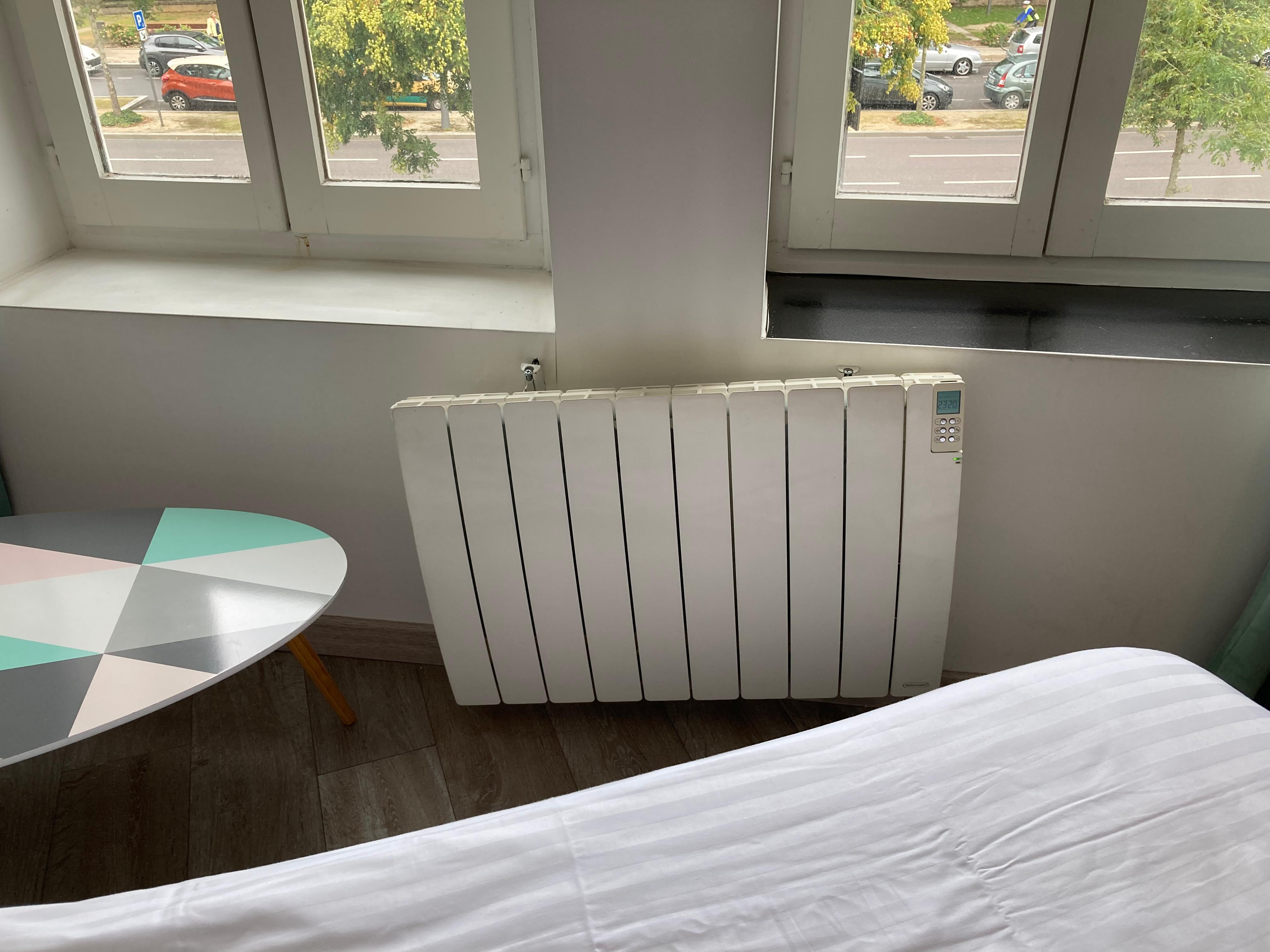 Radiator løs på væg.