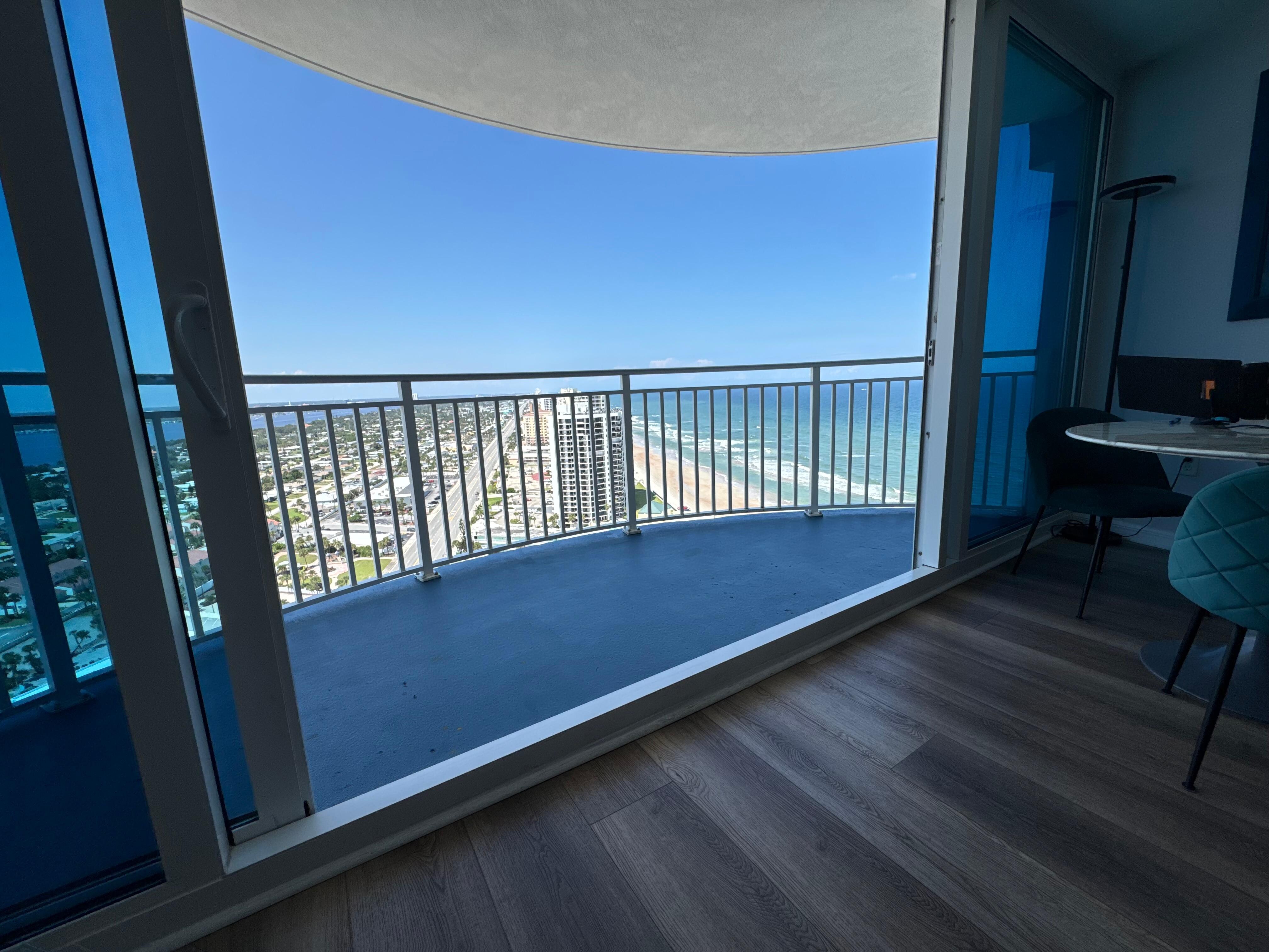 The doors open all the way up so I turned off the air conditioning and enjoyed listening to the waves from living room. 