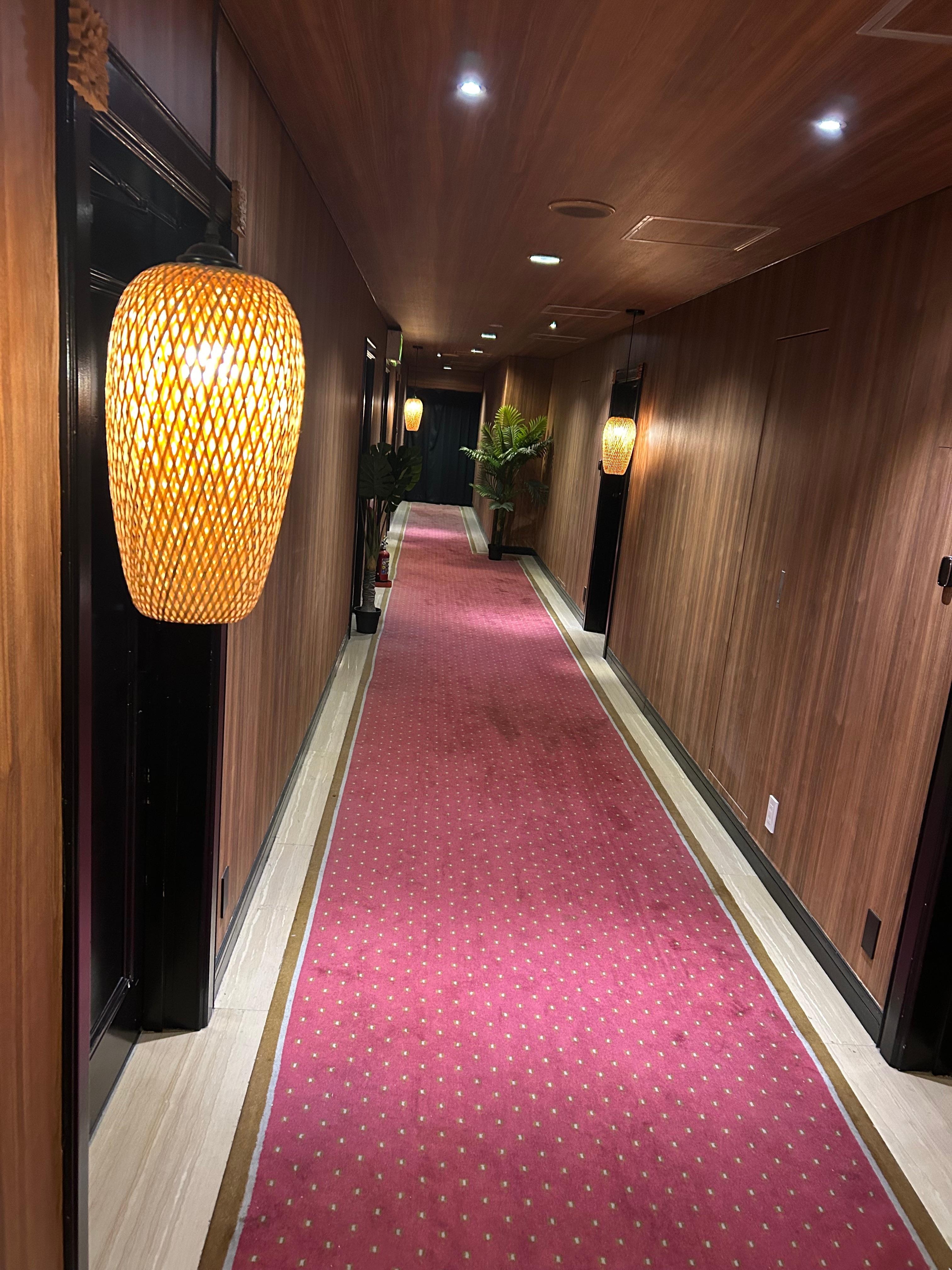 廊下に南国風の音楽が流れていてエントランスや部屋の雰囲気とマッチしていました．