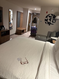 Great room, spacious and super comfortable bed and pillows