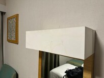 Los muebles todos manchados y sucios.