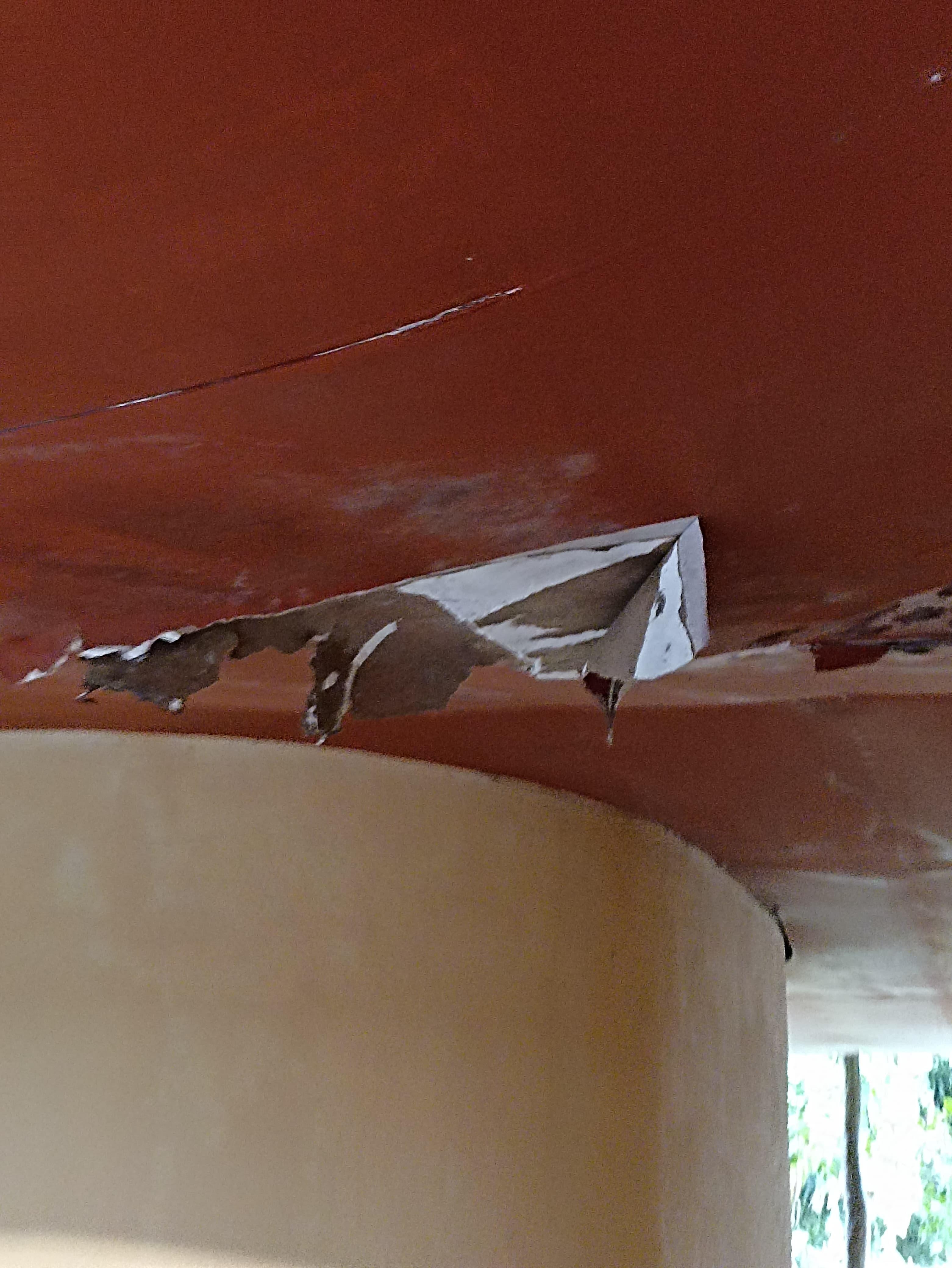 El techo de lado que nos toco el cuarto mucha humedad y rotas.