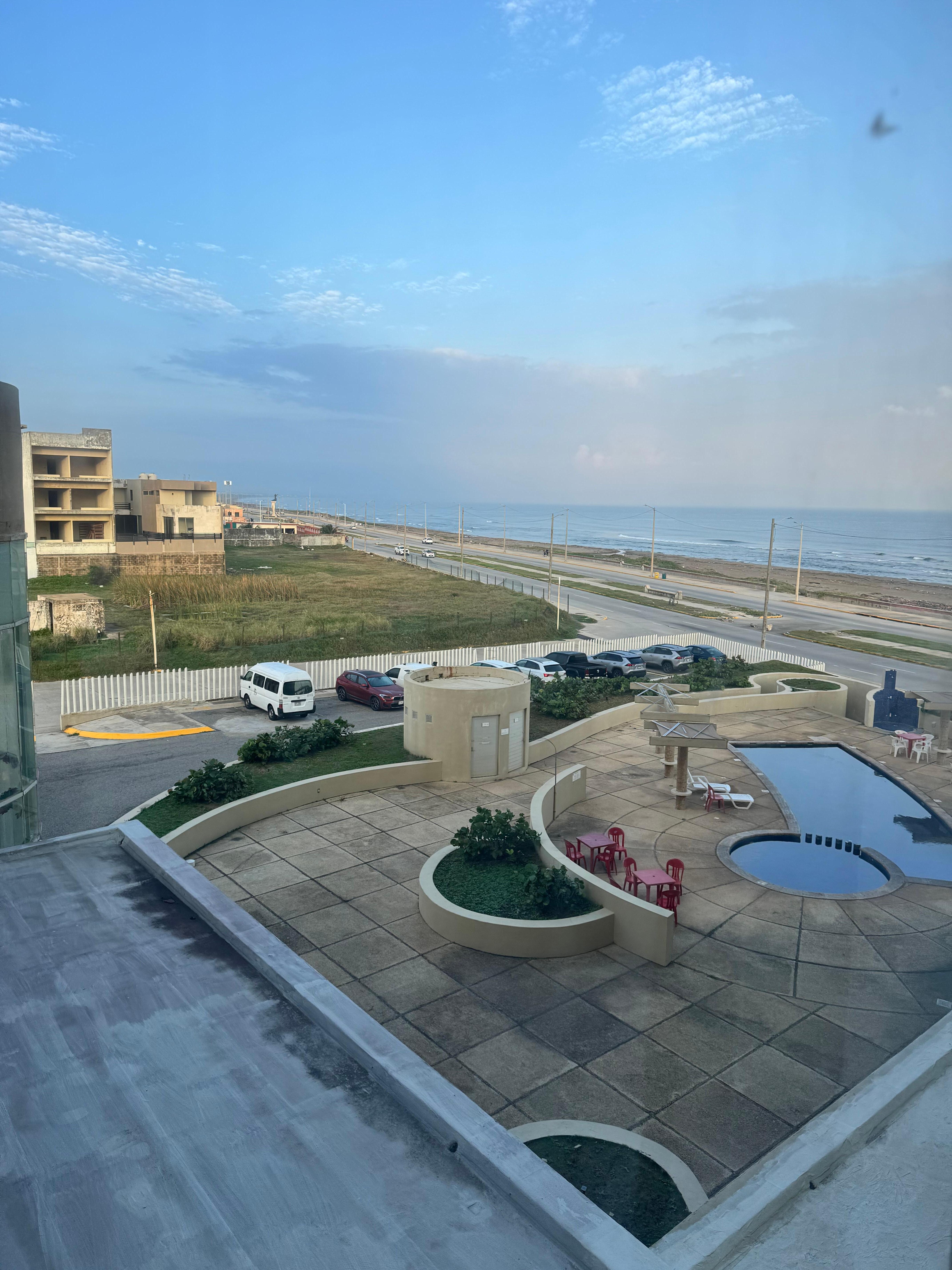 En el área de la alberca , las mesas y sillas son muy feas.