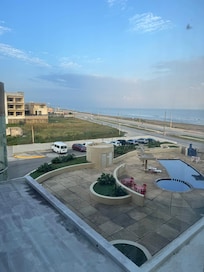 En el área de la alberca , las mesas y sillas son muy feas.