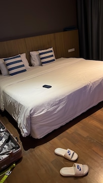 King size bed, but you can feel there are two small bed, very uncomfortable