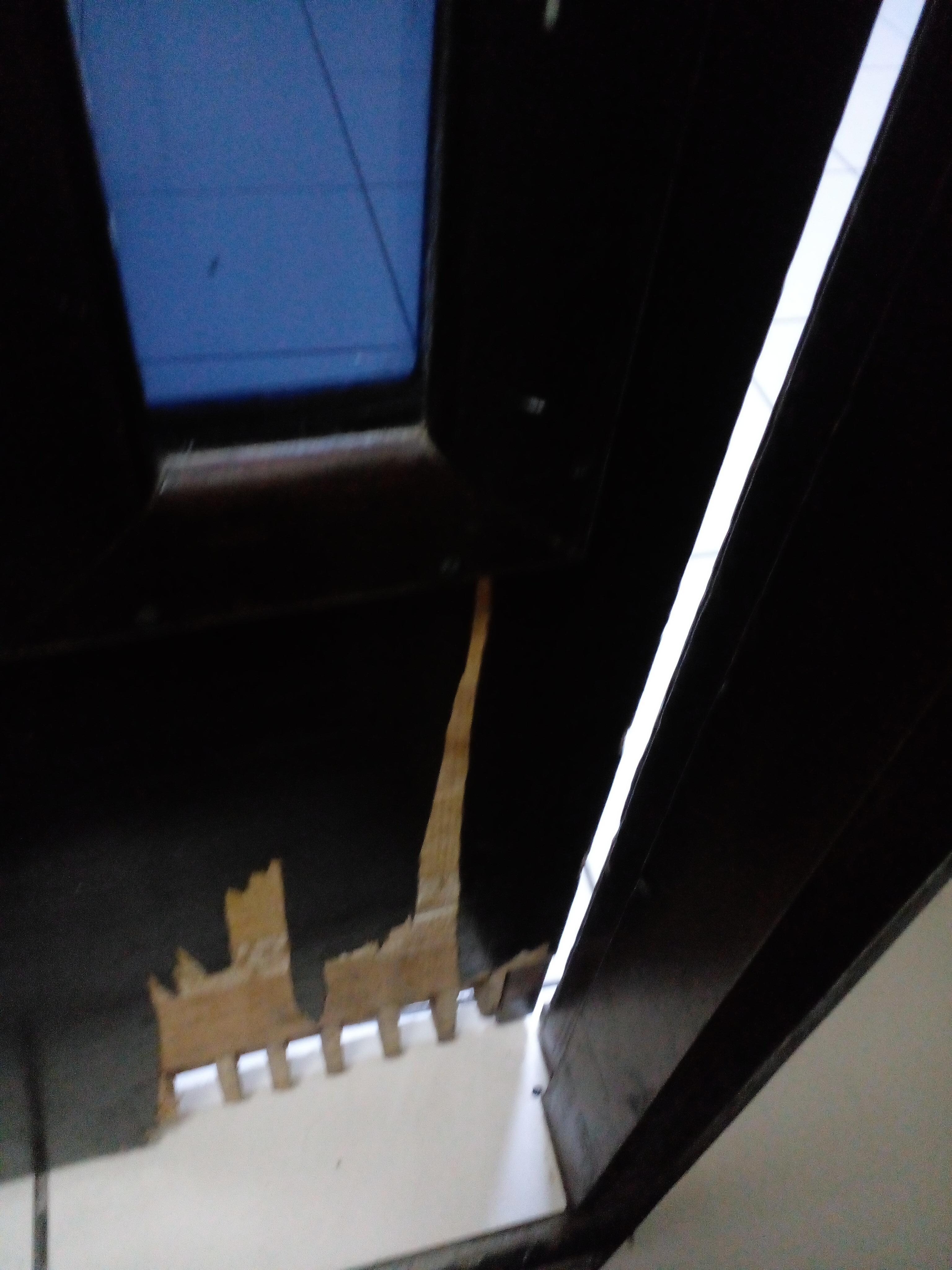 Elevador muito antigo q além de cheirar mofo está em péssimas condições com a porta toda descascada