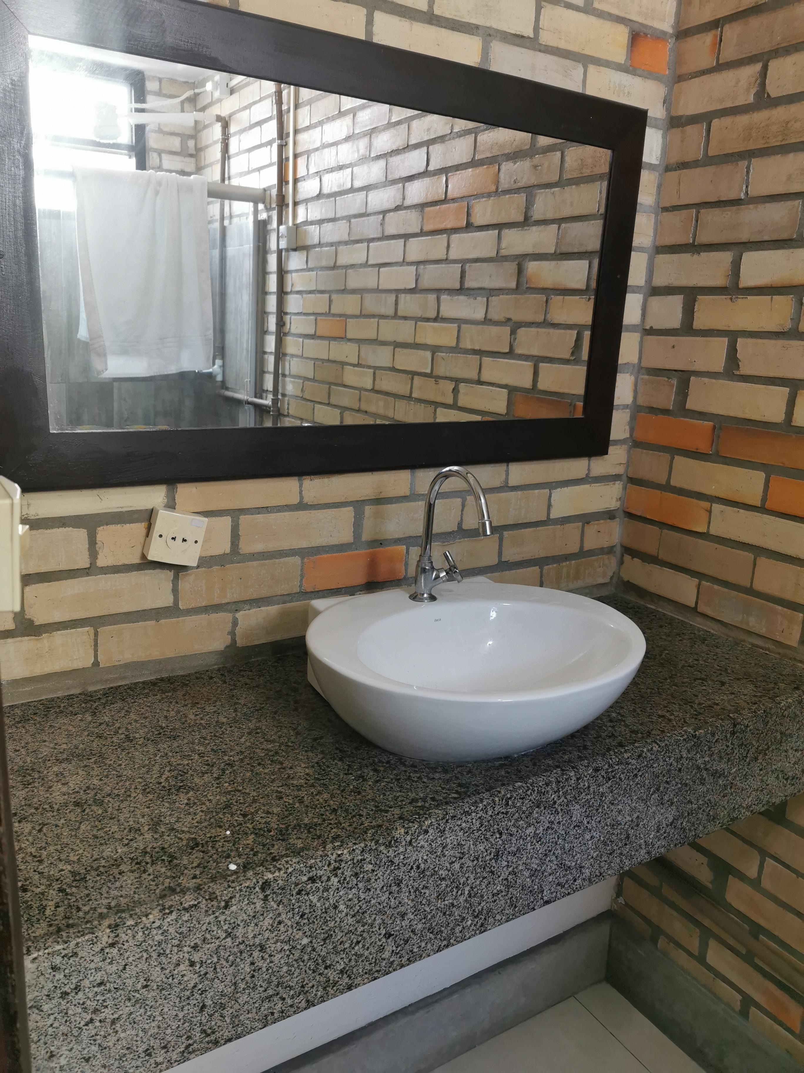 Para aqueles que chegam querendo tomar um banho, não há sabonetizinho nem xampu.