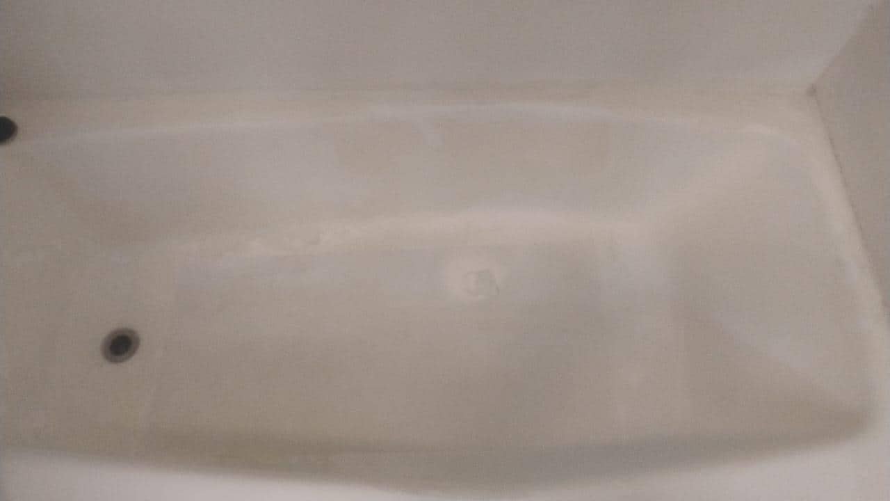 La tina de una de las habitaciones muy sucia y toda crackeada