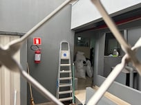 Vista do quarto com barulhos na cozinha e quintal