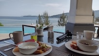 The breakfast buffet in the restaurant overlooks the pool and ocean.