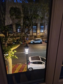 Trots rum mot gatan inga störningar från trafik, tysta rum
