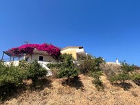 Blick von der Straße aufs Hotel.