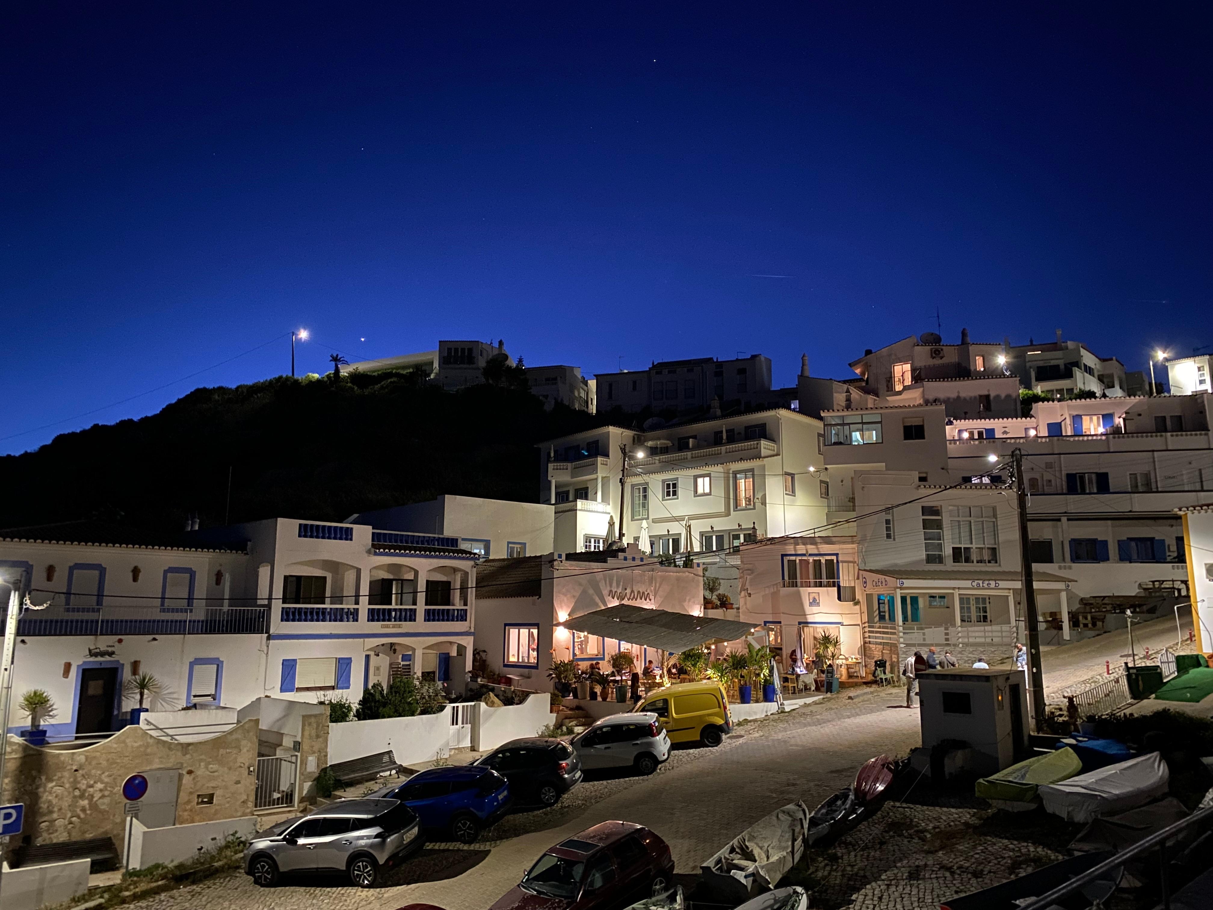 Burgau by night, front de mer.