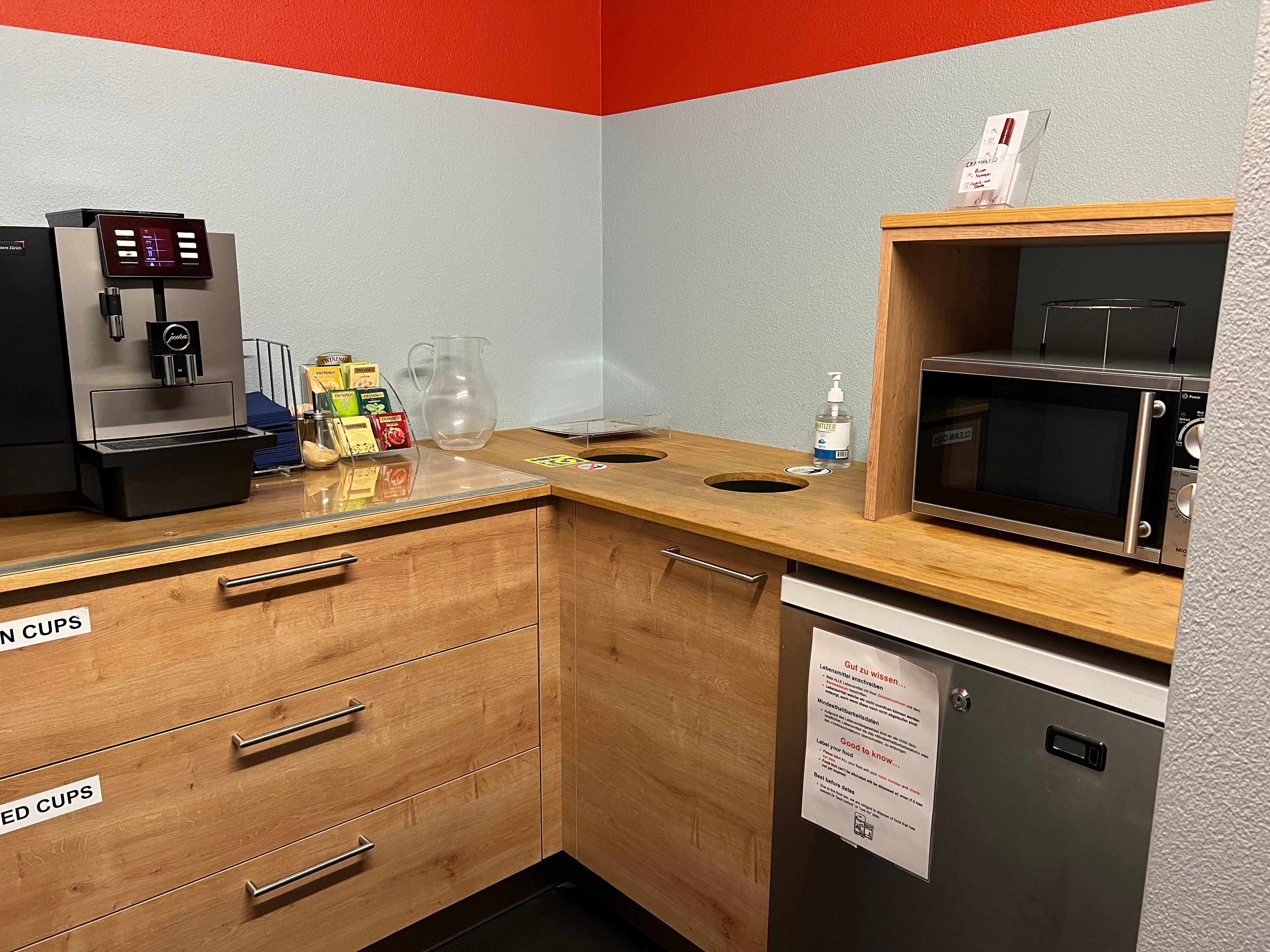 各部屋には無いが、共用のコーヒーメーカー、電子レンジ、（部屋番号を書いたシールを貼って使う）冷蔵庫