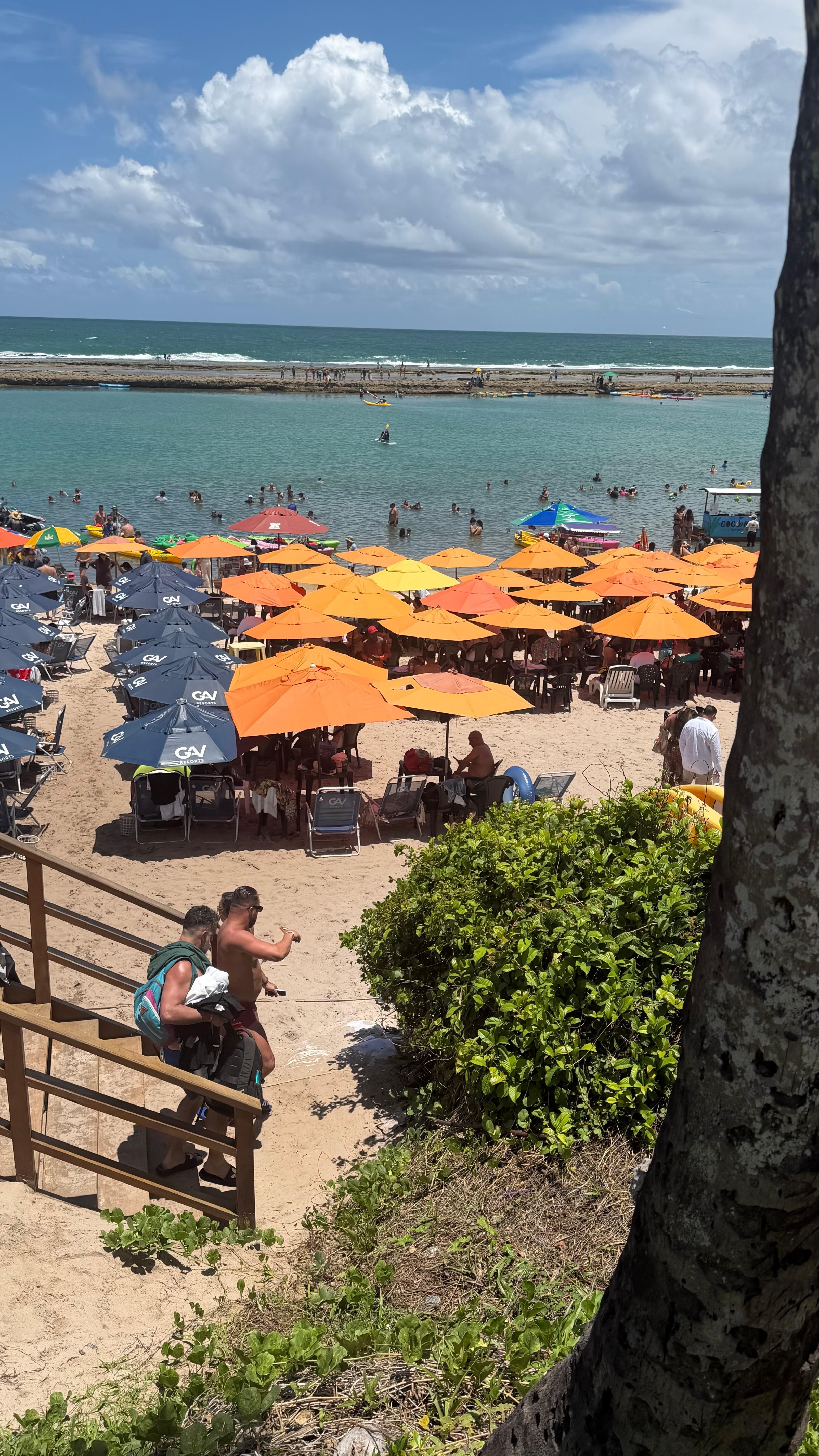 Praia lotada, necessario alugar guarda-sol