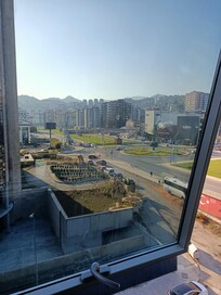 Cam ve kasa arasında boşluk var tam kapanmıyor ve trafik ve ambulans seslerinden sabahları uyuyamadık.