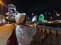 夜景を眺める娘