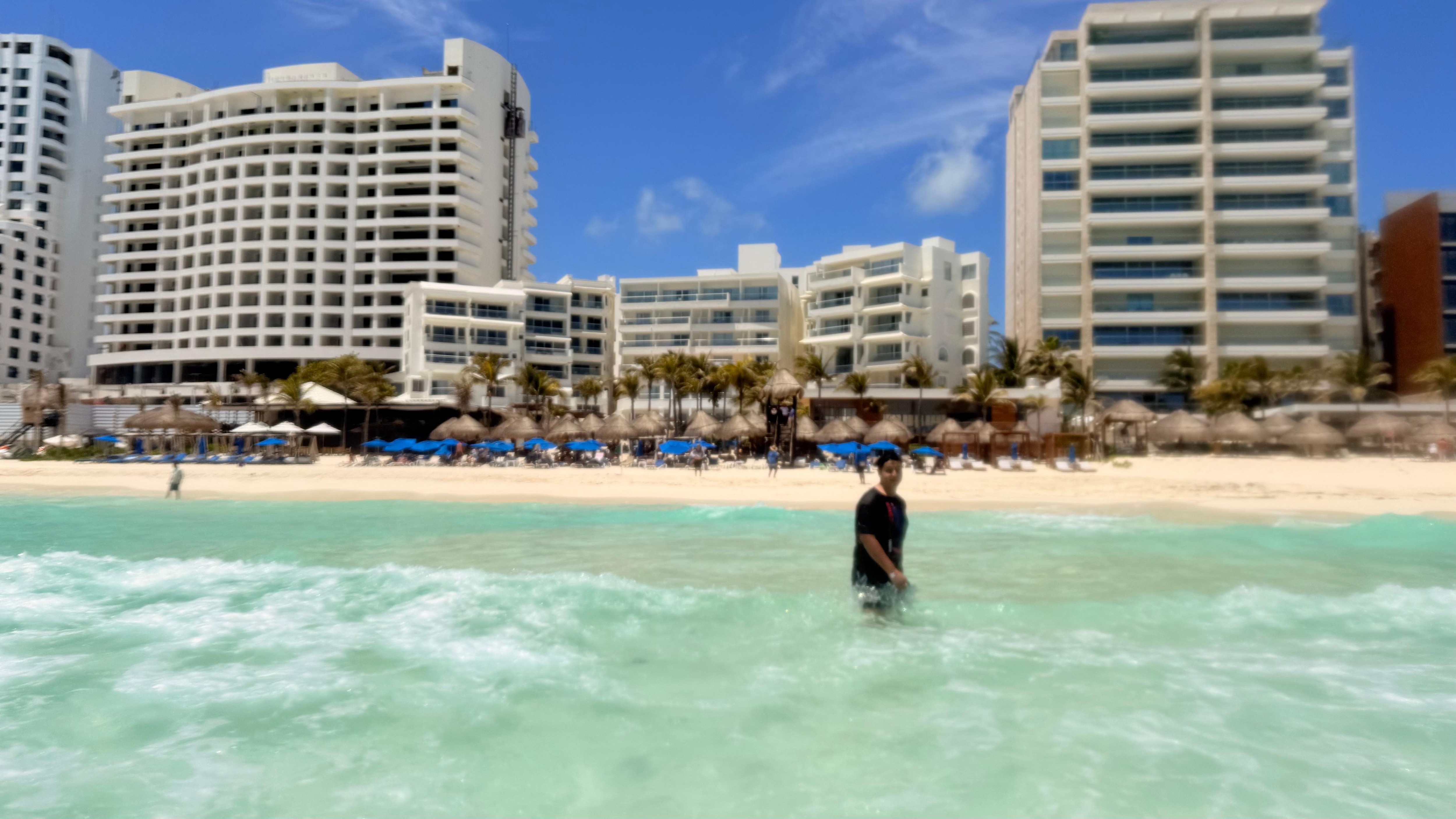 A unos pasos la playa del hotel