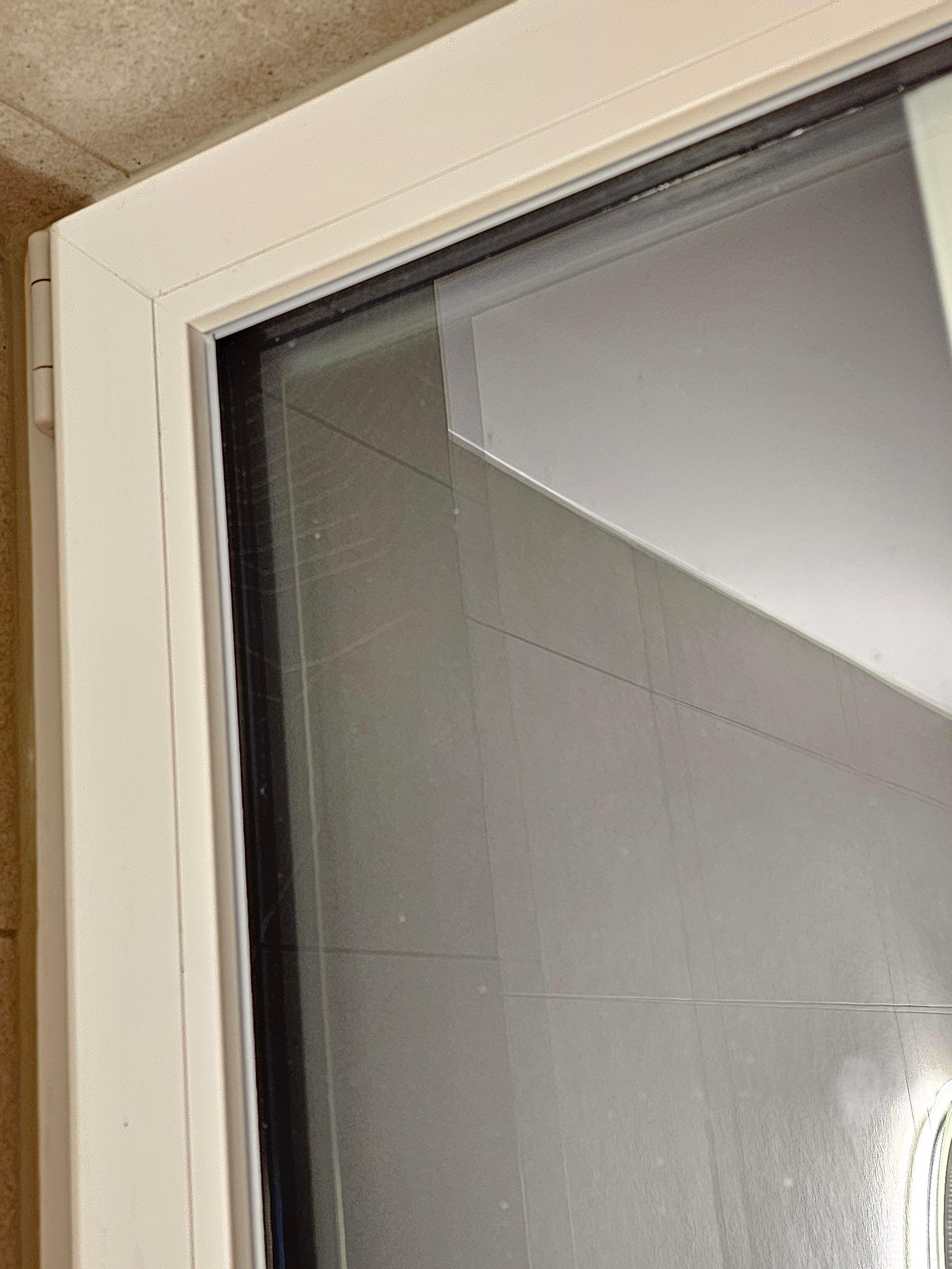 Telaraña en ventana de baño