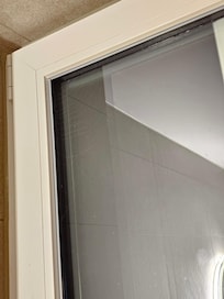 Telaraña en ventana de baño