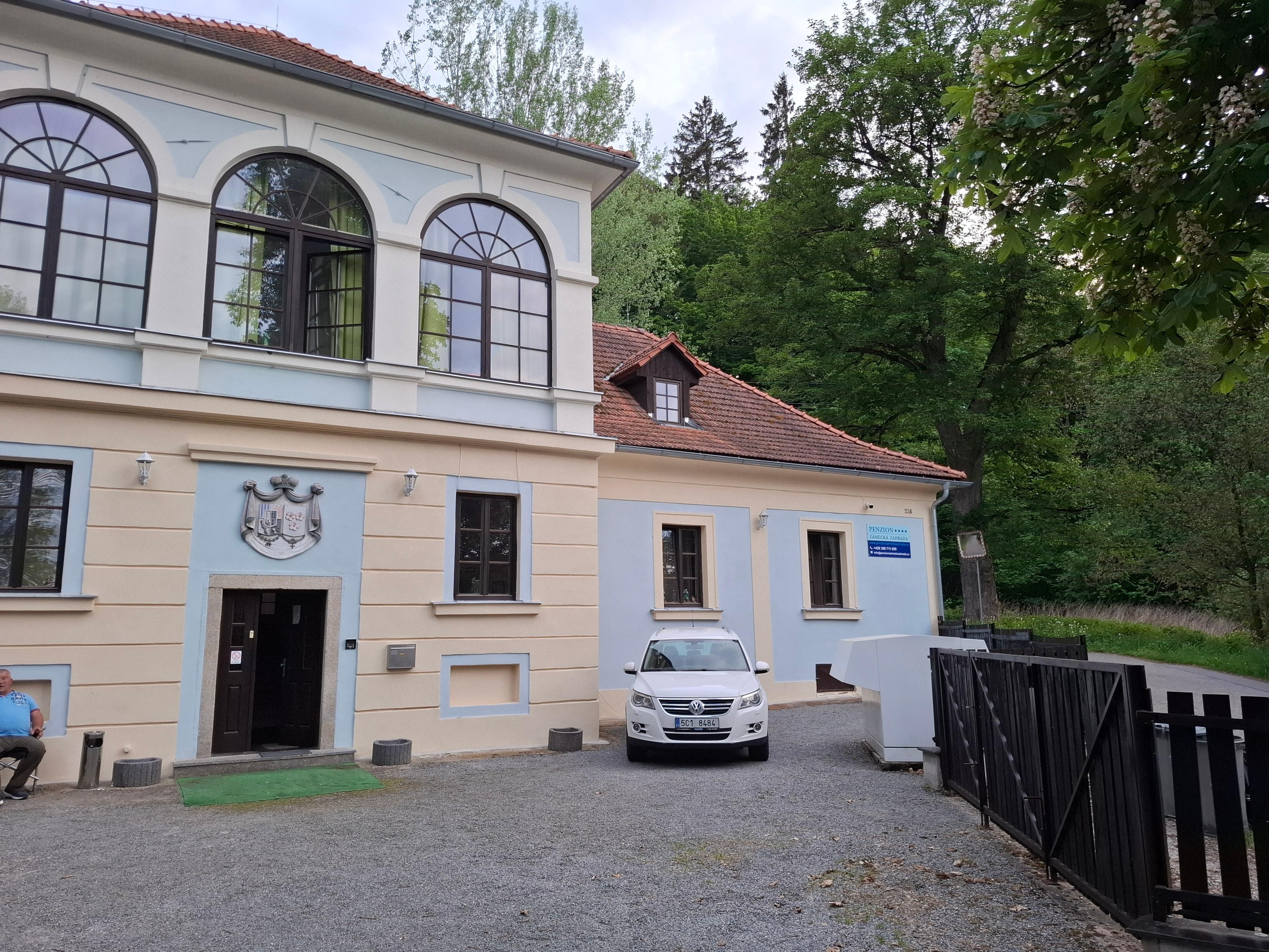 Alte Villa mit dicken Mauern.