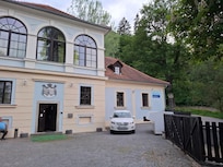 Alte Villa mit dicken Mauern.