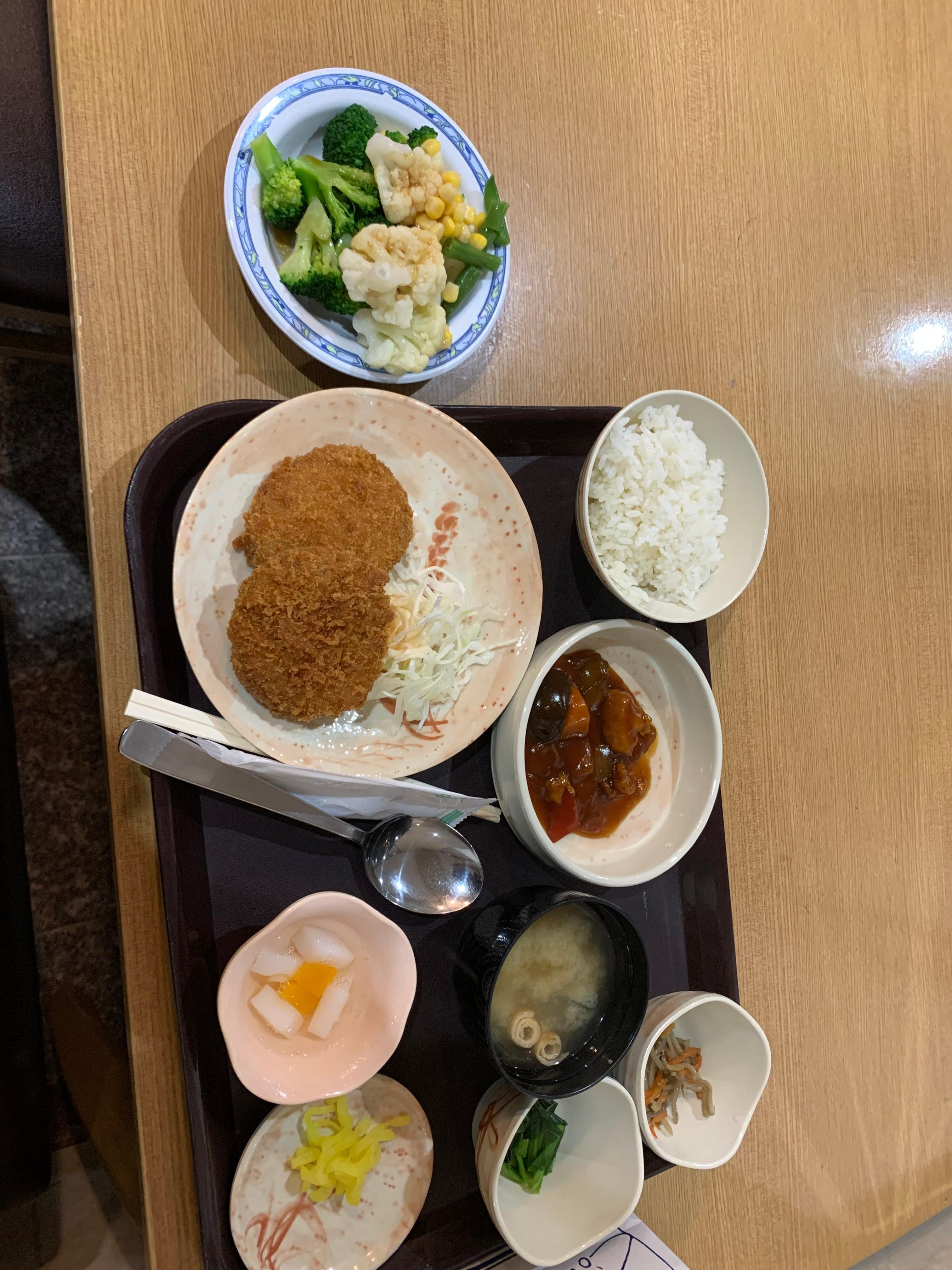 夕食(日替わり定食)この日はソフトミンチカツと酢豚