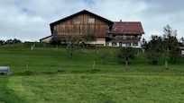 Das Wohnhaus aus dem Tal betrachtet