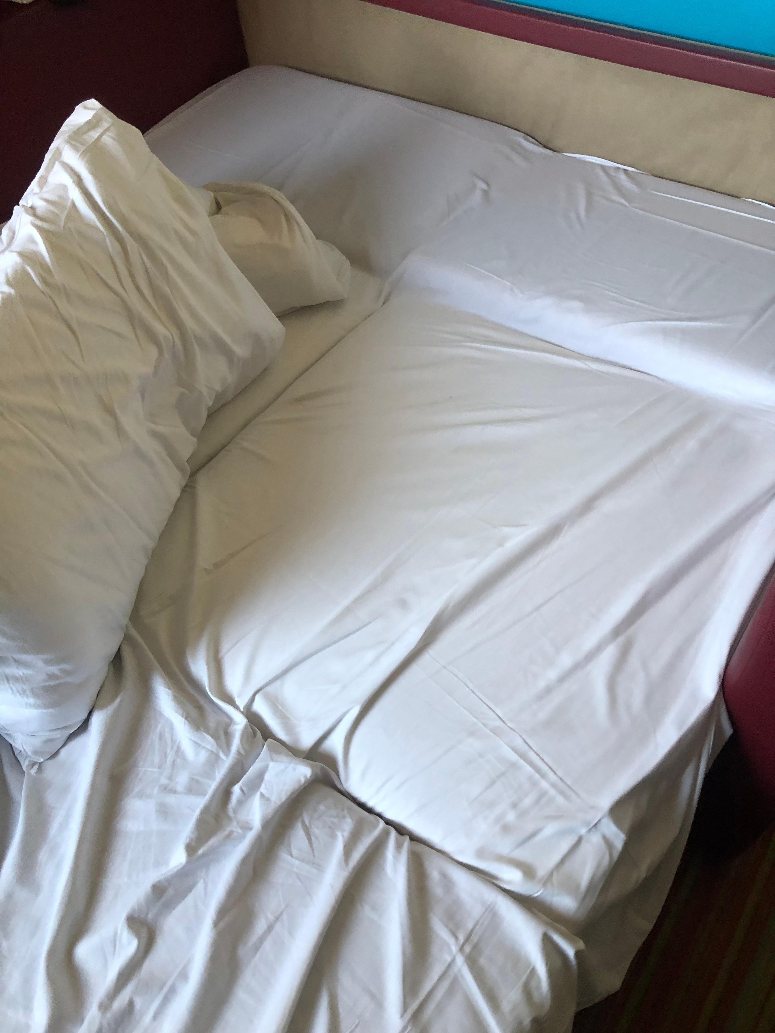 Très inconfortable. Mon fils a très mal dormi. Changer le canapé ou ajouter un matelas. Le lit 2 place est confortable.