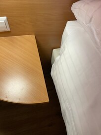 Lücken zwischen Tisch und bett