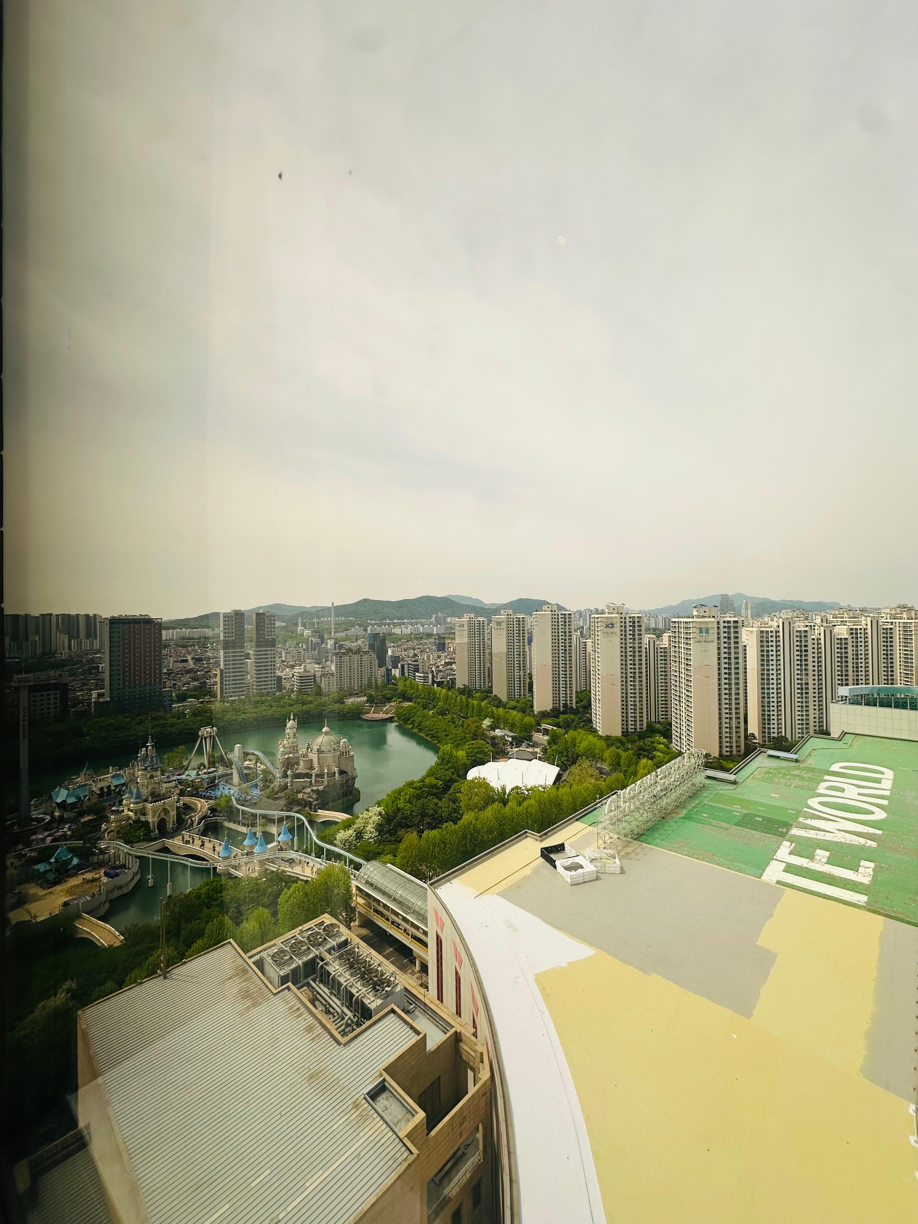 실외 놀이공원 파트가 보이는 호텔 전경. 아마 실내 놀이공원 안이 보이는 뷰의 방도 있을겁니다.