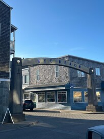 Nye Beach arch. Everything is close!