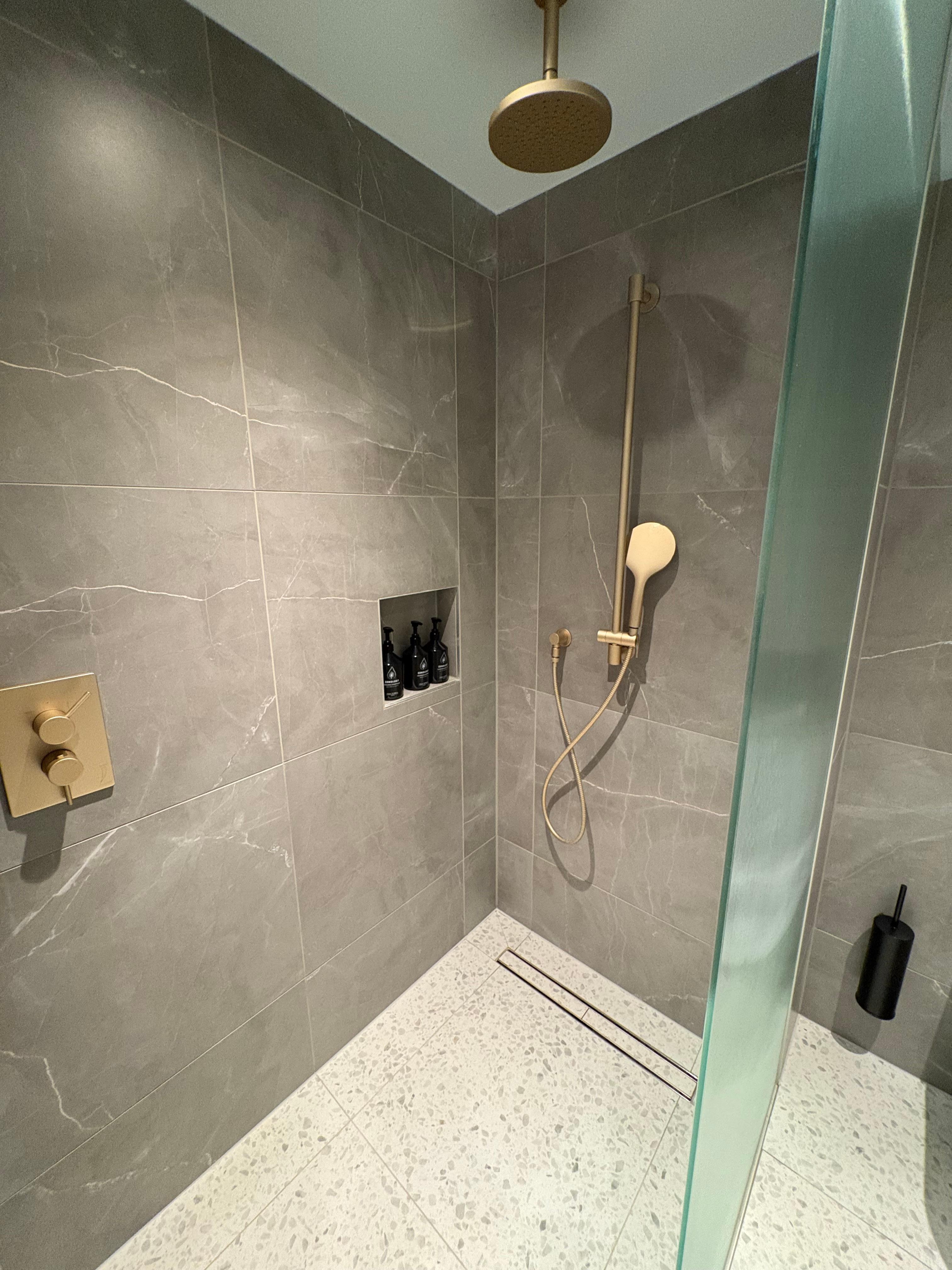 Chambre - Salle de douche 