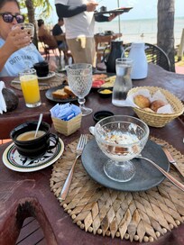 Café da manhã com variadas opções