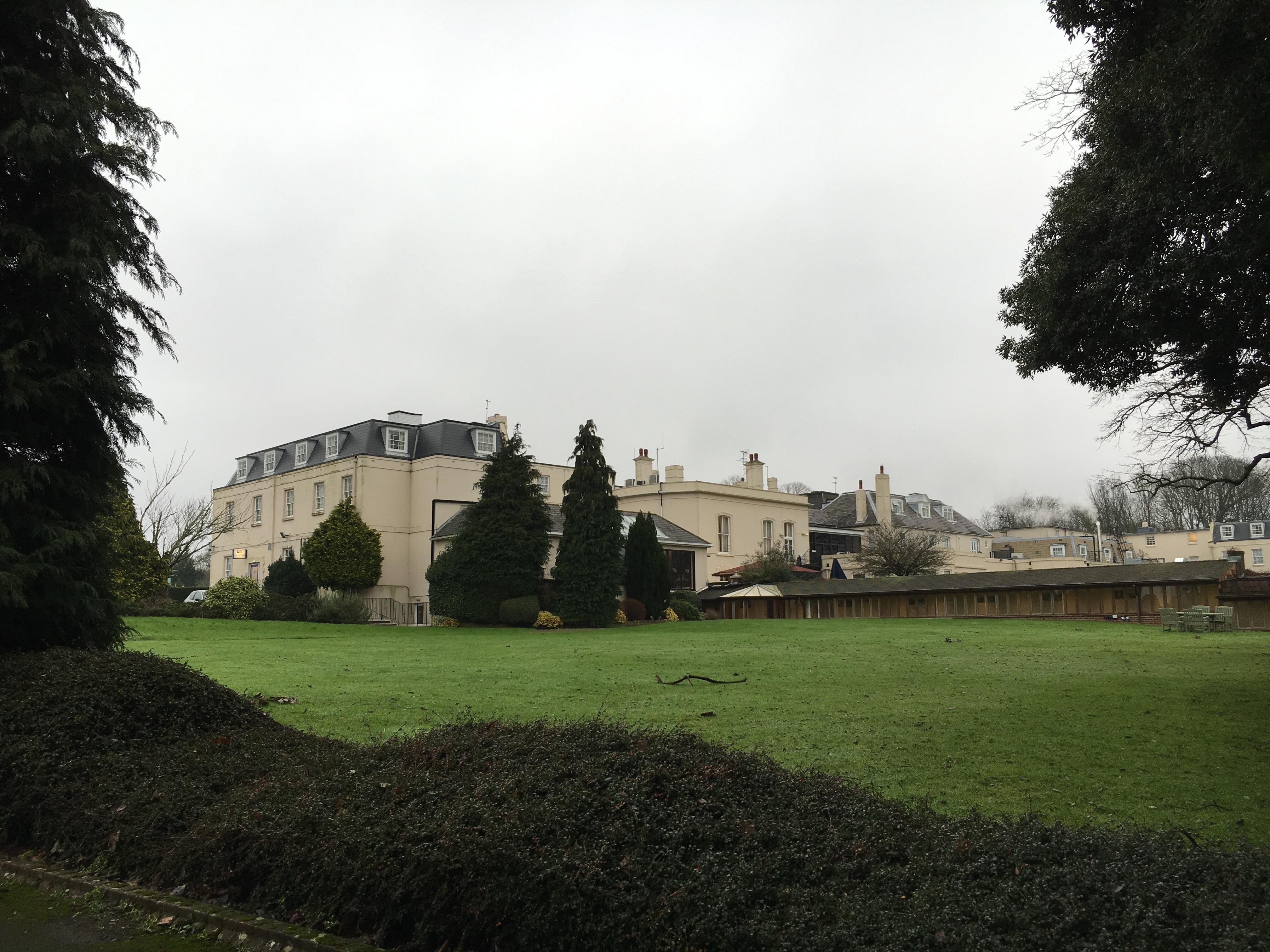 Achter het hotel