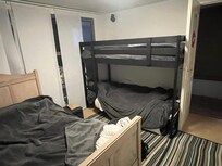 Chambre pour 4 sans fenêtre en arrière-plan du garage (pas de ventilation, ni issue de secours) Lit double 1,10m ?? On ne savait même pas que cela existait.